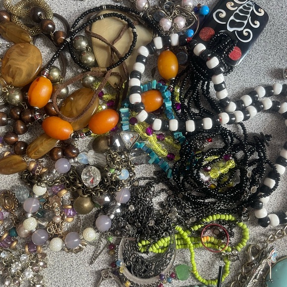 Craft Bag Of Mixed Broken Jewlery - Picture 3 of 5